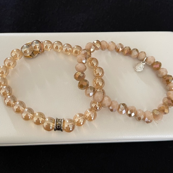 A pair of Bracelets - not real pearls - super cute and elastic - Picture 6 of 6